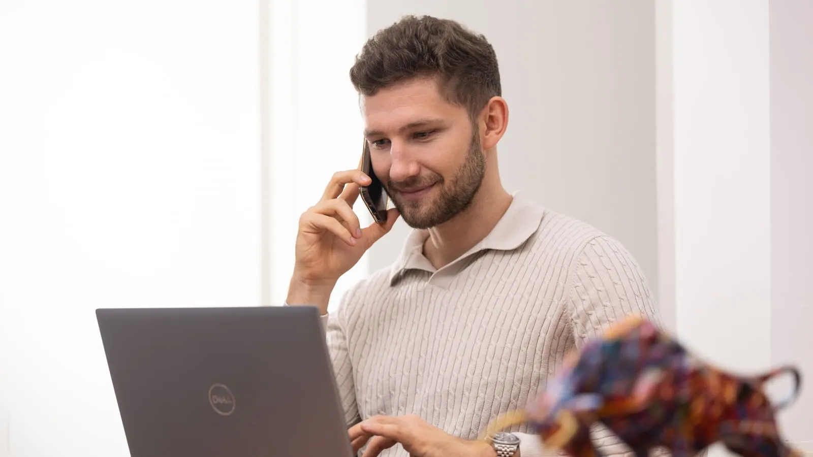 Daniel Wegener am Telefon im Erstgespräch, am Laptop